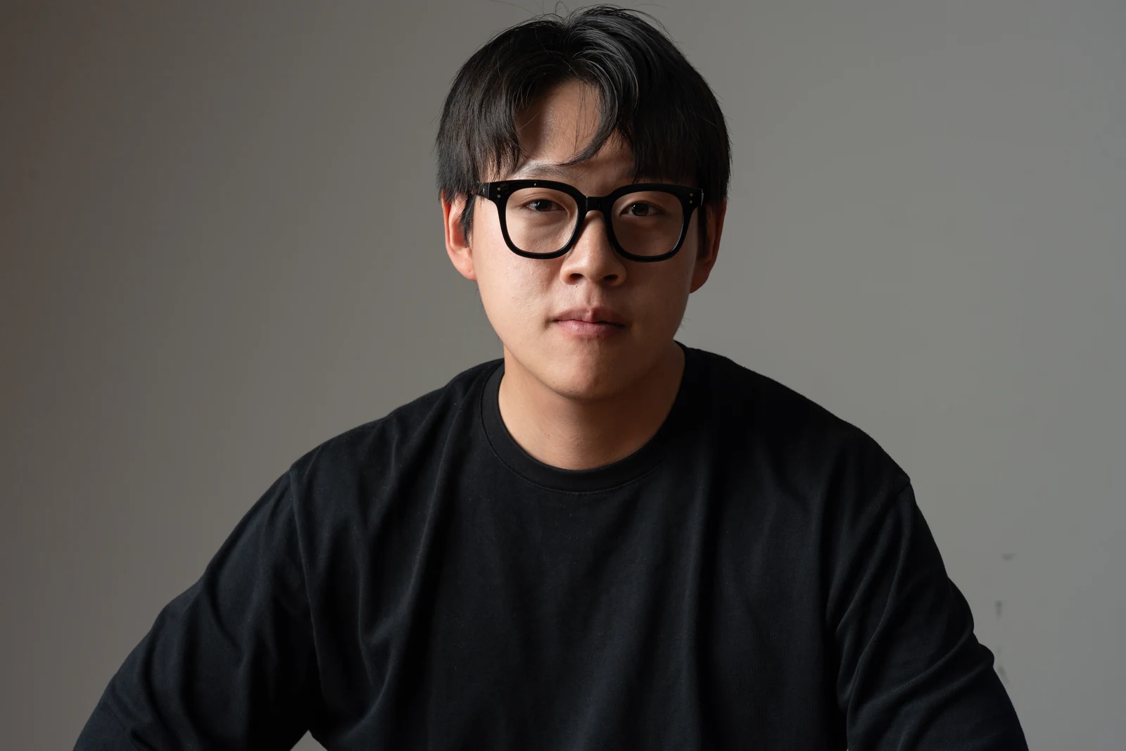 안경을 쓴 인물의 스튜디오 초상 사진
